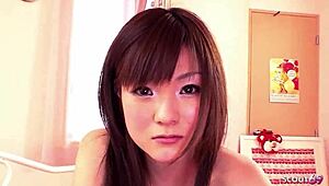 Малка японка стъпсистер хваната да се мастурбира, съблазнява за първата минетка