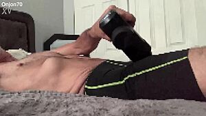 Co się dzieje gdy samotny kulturysta masuje się do wytrysku?