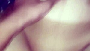 Istri Tetangga Ngirim Video Colmek Memeknya yang Sengaja Bikin Nagih