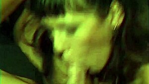 Rasiertes Euro-Viertel nimmt große Schwänze tief in enge Ärsche im Wohnzimmer