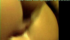 Rasiertes Euro-Viertel nimmt große Schwänze tief in enge Ärsche im Wohnzimmer