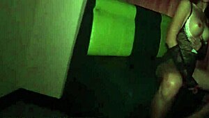 Ladyboy thailandeză drăguță ia anal bareback POV cu muie și final mână