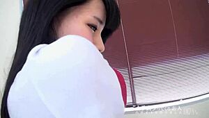 สาว bloomers ไร้บราในชุดยิมทำสะพานแยกขารับ nipple vibe จนสั่นล้ม