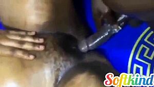 Padla je na dolg črni kurac in kriči orgazme od grobega cowgirl jebanja