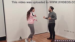 Дерзката Карън дразни в интернет превюта си