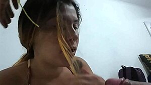 deixei o cara virgem explodir seu gozo na minha cara e peitos depois do boquete amador