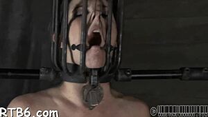 Kako ova začepljena lepotica prima tako žestoko bušenje monster kurca u tight pičku?