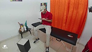 Masero sa ogromnim kurcem jebe klijentkinu u veliku guzu ona hoće još