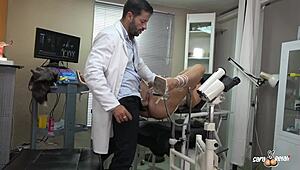 ginecologo spacca culo a troia 18+ rasata con creampie squirting