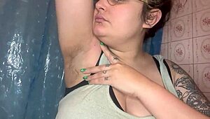 Ει sweat και κρέμα στάζουν παντού στους μασχάλες μου τόσο κολλώδες τώρα