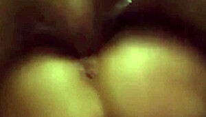 Seksi babice v divjem trojčku z globokim grlom in faciali 😈💦