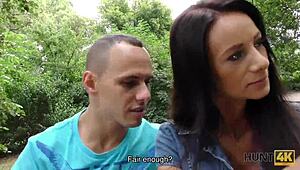 Хей чувак иска пари нека непознат чука секси гаджето Liliane на открито за бързи бакс