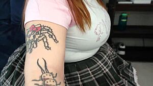 Copine BBW Kat en jupe veut ta grosse bite au lieu de celle de son mec