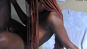 Was läuft in Amateur Ebony Casting? Petite 18+ Babe nimmt BBC doggystyle 😏🍫🍆