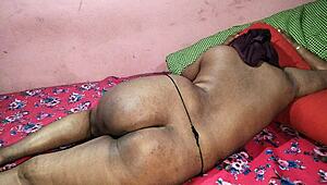 Kręgosłupna indyjska nauczycielka rozkłada cipkę szeroko na pulsującego kutasa ucznia