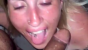 ¡Mira cómo chupa esa verga y se la mete en el culo gritando de placer!