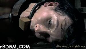 Stăpânul o leagă pe muie cu desene apoi o pedepsește brutal