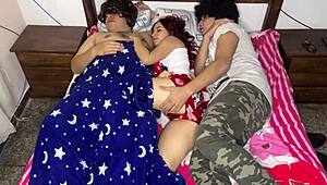 Meine Ehefrau fickt den Kumpel neben mir im Bett 😈🍑💦