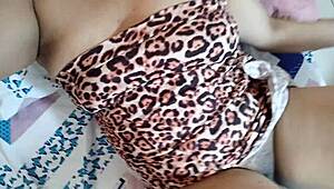 hej, napalona Hinduska wciąż pragnie tej dupy, więc palcuje cipkę do mocnego squirta... kurwa!