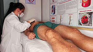 Sykepleier, se denne digre ereksjonen i buksa mi, vil knulle deg nå!