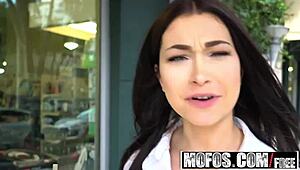 Levi Cash chope l'instructrice pilates sexy Jennifer Jacobs pour baise ruelle publique seins qui rebondissent POV