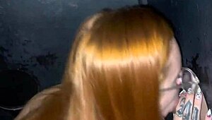 Ich und meine Rothaar-Freundin lutschen Gloryhole-Schwänze im Swingerhaus, während Cuck filmt