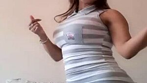 College chica casually streams fun vibes on Bigo Live show