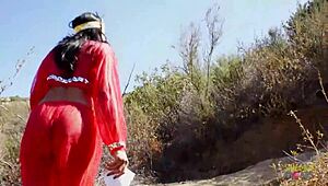 Černouši kudnatá píča drcená venku obřím ptákem