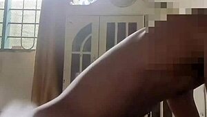 îi clatină fundul sălbatic pe pulă masivă neagră