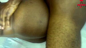 Prosi o ten čierny veľký kokot aby jej roztiahol obrovskú rit, prihlás sa k red pre viac