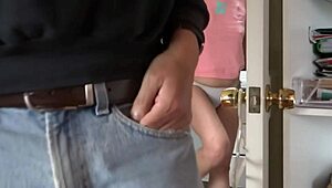 Uită-te cum nevasta mea superbă înghite pule, suge futere și primește jeturi fierbinți peste tot