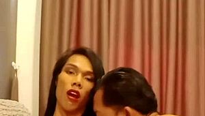 Model ladyboy thailandeză slabă Aum imploră doggy dublu penetrat cu ejac
