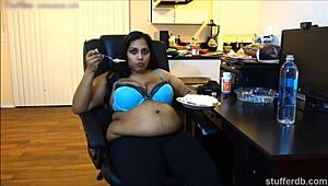 Hat Desi Roses mollige indische Wampe Lust auf massiven cremigen Pie-Füllung?