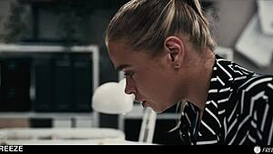 Шефът спира времето и ебе силно курвовската блондинка сперма залива путката ѝ