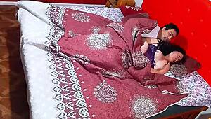 Ποια βρώμικα μυστικά βγαίνουν όταν ταμπού μητριά και γιος μοιράζονται κρεβάτι σε cuckold παιχνίδι;