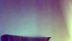 Amaterska žena razgrne kosmato pičko in viseče joške na postelji