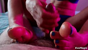 asian babe's footjob n handjob got me cumming hard on her toes!! 😍👣💦