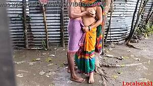 WOW seksi bengalske brud Raini får utendørs hardcore bang av venns store kuk