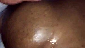 ρε μαλάκα λατρεύω να γαμάω χωρίς λάστιχο τον σφιχτό κώλο της μαύρης τρανς με τον γιγάντιο πούτσο μου