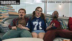 Fata vitregă întreabă dacă fotbalul de contact descrie bine acest moment fierbinte de la facultate