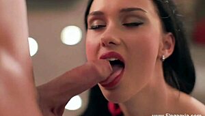 Седуктивна брюнетка милфа пръска, кумашот в лицето в горещ CFNM минет