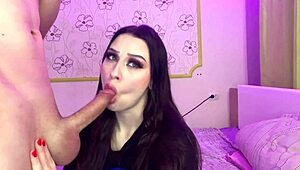 Štíhlá teen děvka 18+ jezdí obrovský čurák s mazlavým deepthroatem a drsným doggystylem