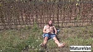 Omi schmeißt mich raus nach Maturevan-Fick