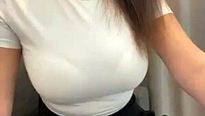 Стъпмаминката вдига късата си полица да покаже сутиена