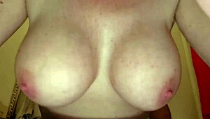 Чука ми задника хард с презерватив докато свършвам, после лиже яйца преди да преглъщам на големи цици