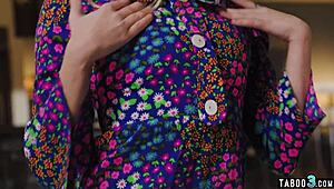 Rødhåret MILF Lauren Phillips får ung kjæreste 18+ Coco til å sprute hardt med fitte-slikking