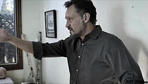 Нахалният старец татко хваща младото 18+ момиче за урок с чудовищния си хуй