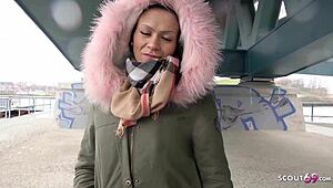 Deutscher scout hebt heiße 18+ Berliner teen von der straße für harten outdoor fick und gesichtssperma auf