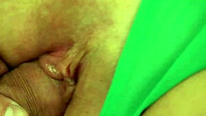 Britney la salope seau à sperme avale une énorme giclée de jizz !