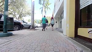 Milf artiste affamée s'étouffe sur énorme bite noire dehors qui dérape